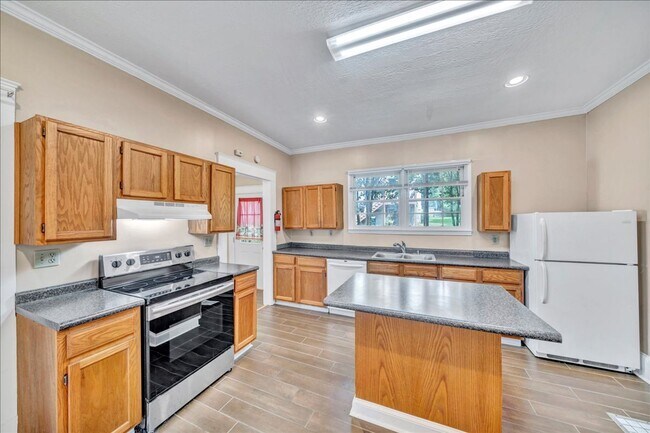 Building Photo - Charming Downtown Macon Home Near Mercer University