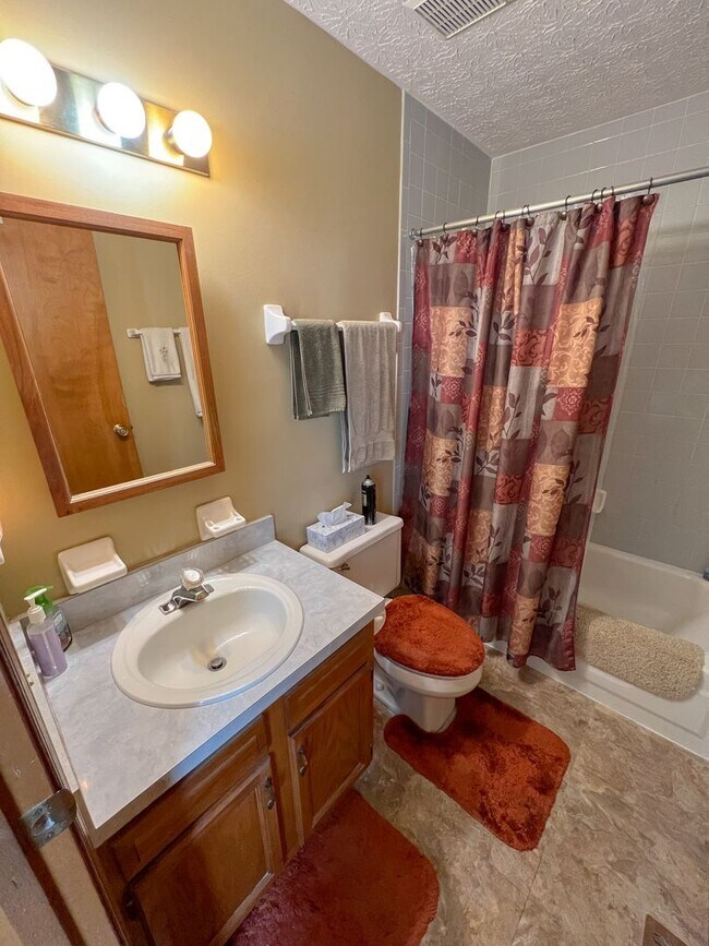 Building Photo - Stunning Rental Home in Indian Creek - Rey...