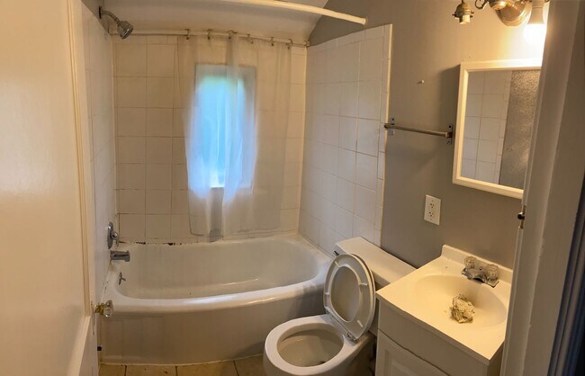 Building Photo - Cozy, Two Bed Available NOW!