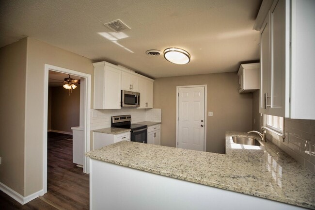 Building Photo - ** 3 bed 2 bath located in Dalraida ** Cal...