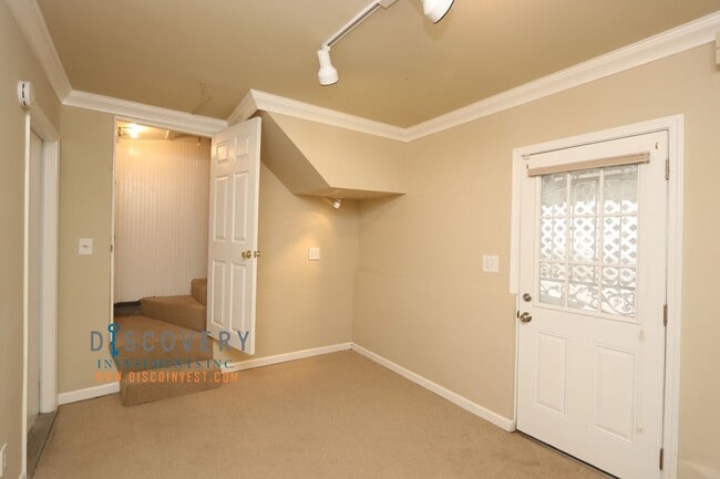 Building Photo - Piedmont Home with Bedroom Suite and Enclosed Yard