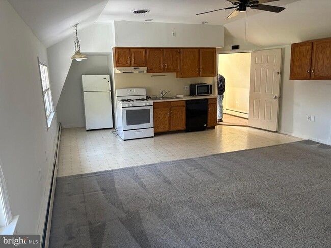 Building Photo - 221 E Penn Ave