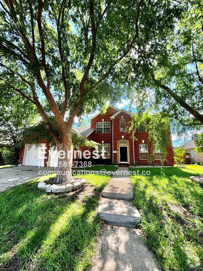 Building Photo - 4-Bedroom Home with Versatile Layout Near ...