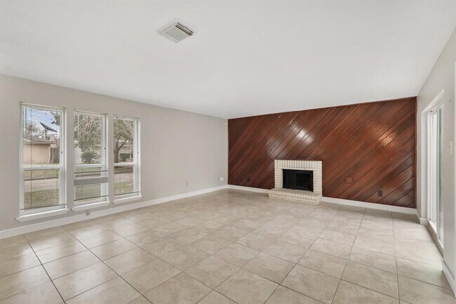 Building Photo - 10814 Sugar Hill Dr