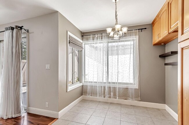 Building Photo - 8130 Park Villa Cir