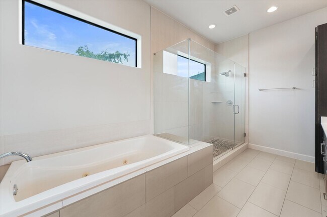 Building Photo - Stunning Freestanding Home with Soaring Ce...
