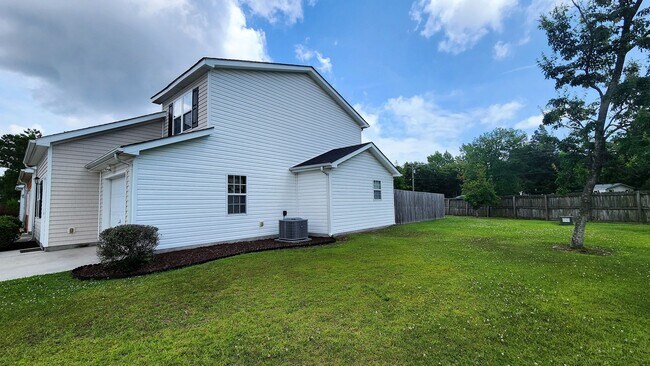 Building Photo - Beautiful 3 bed 2 1/2 bath townhome in a g...