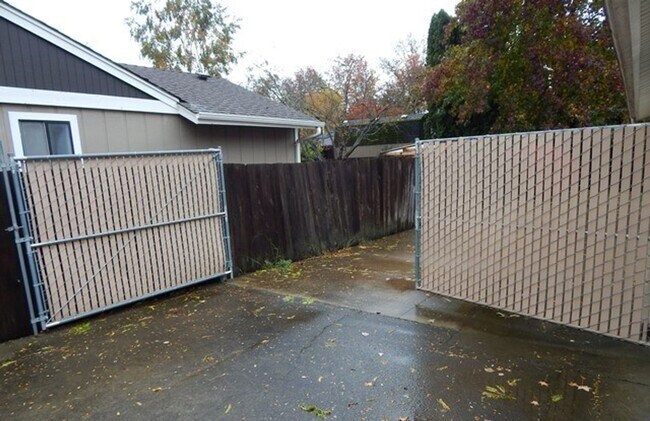 Building Photo - 3Bd/2Ba Single Story House - Available Soon!