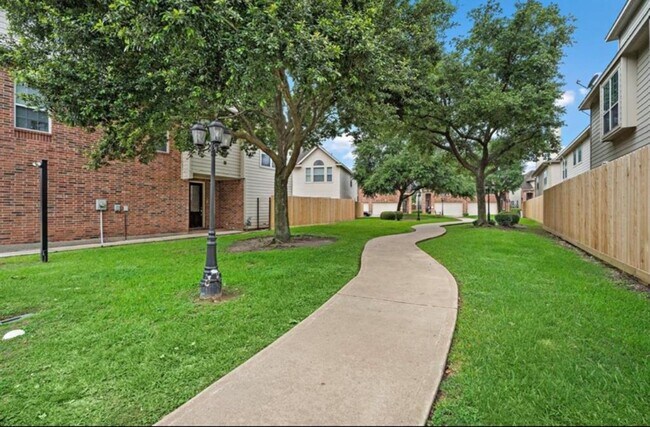 Building Photo - 6222 Skyline Dr