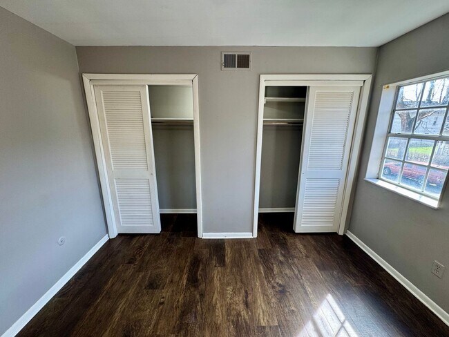 Building Photo - 542 5th Ave