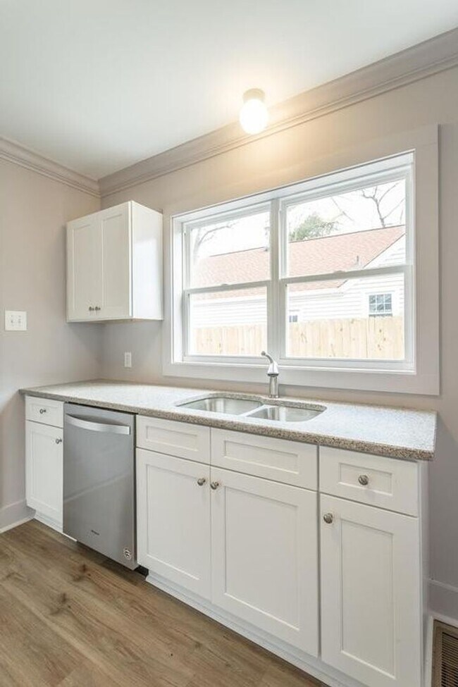 Building Photo - Three Bedroom One Bathroom House For Rent