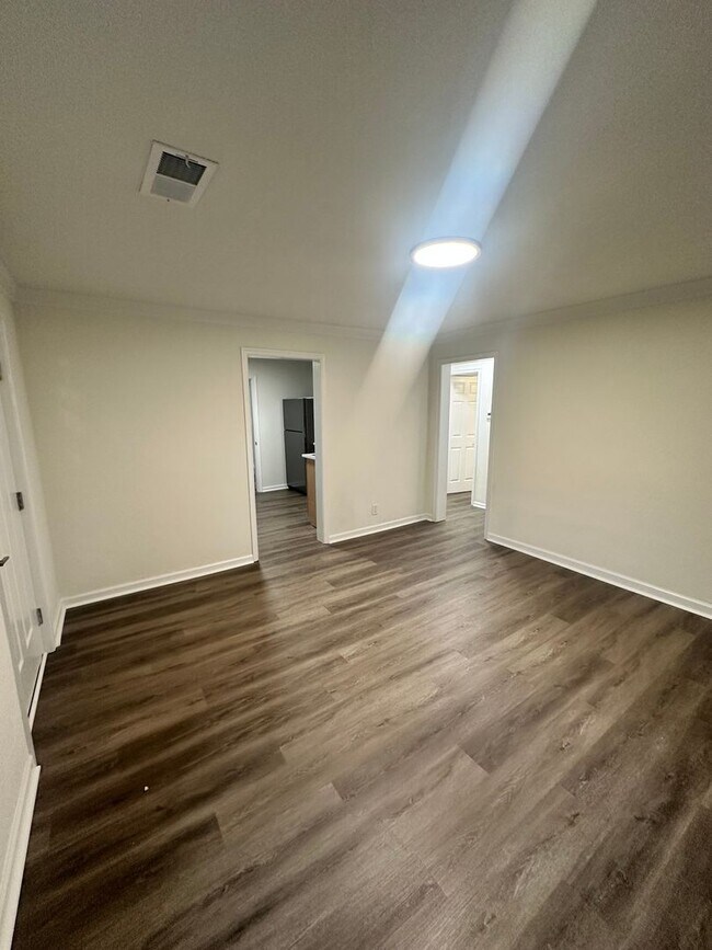 Building Photo - Newly renovated house for lease!