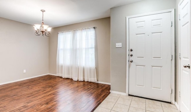 Building Photo - Spacious 3-2-2 on a corner lot in Fort Worth!