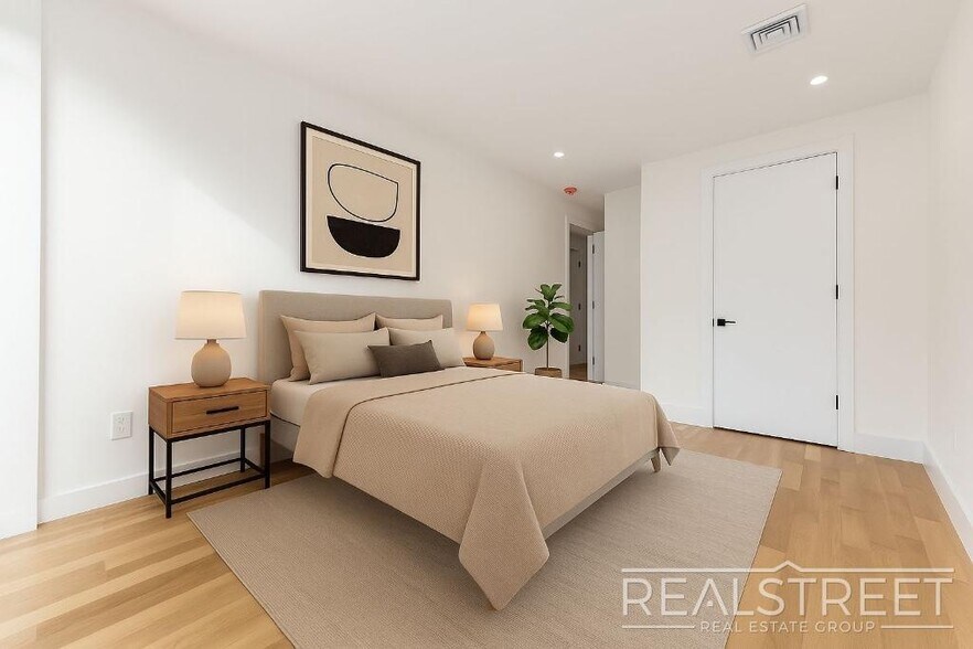 Building Photo - Stunning 4 Bed 2 Bath in Clinton Hill with...