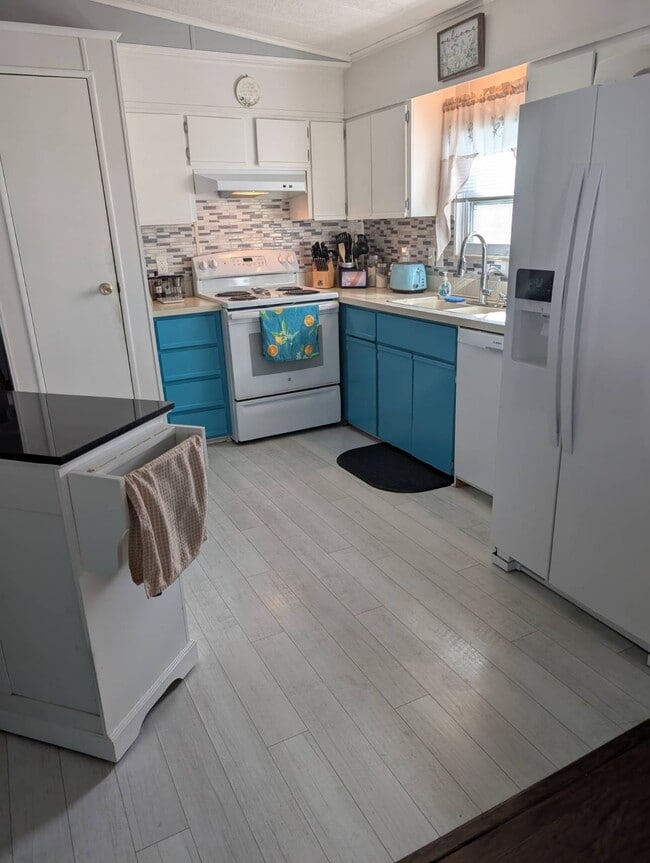 Building Photo - 280 Country Club Dr