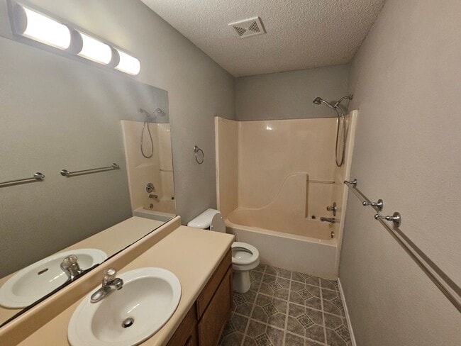 Building Photo - Nice 3 bedroom 2 bath home with fenced in ...