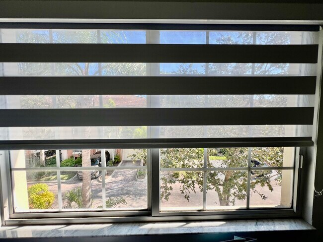 Building Photo - 2033 SE 10th Ave