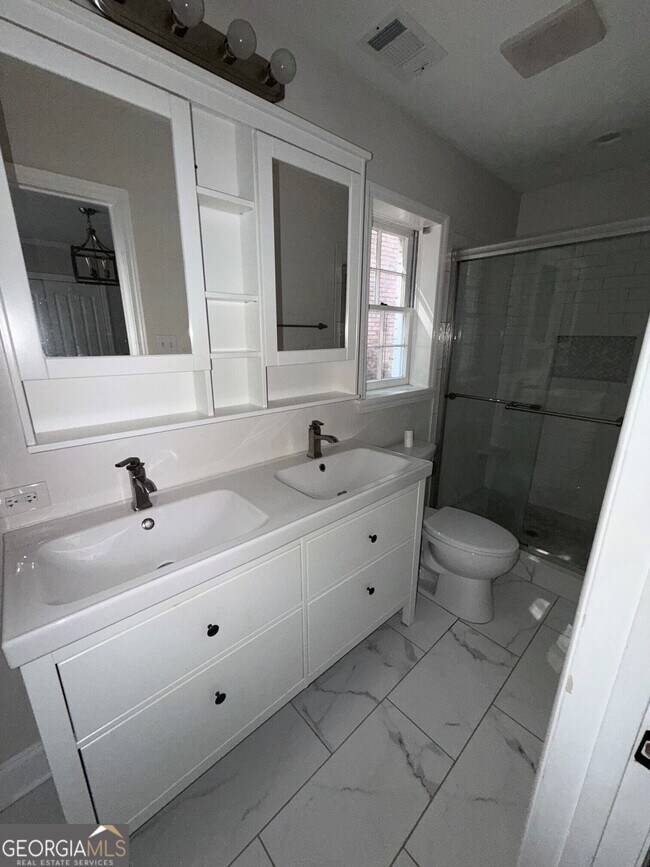 Building Photo - 807 Piney Woods Dr