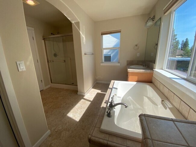 Building Photo - Large home SW Bend