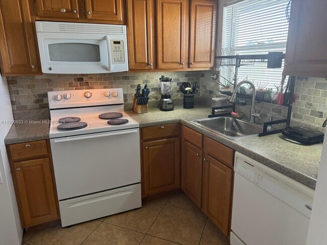 Building Photo - 8220 Sunrise Lakes Blvd