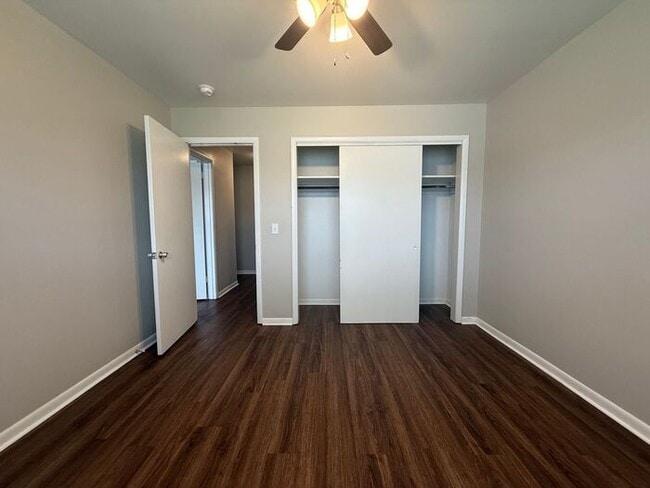 Building Photo - 2 Bedroom Unit was recently renovated. Liv...