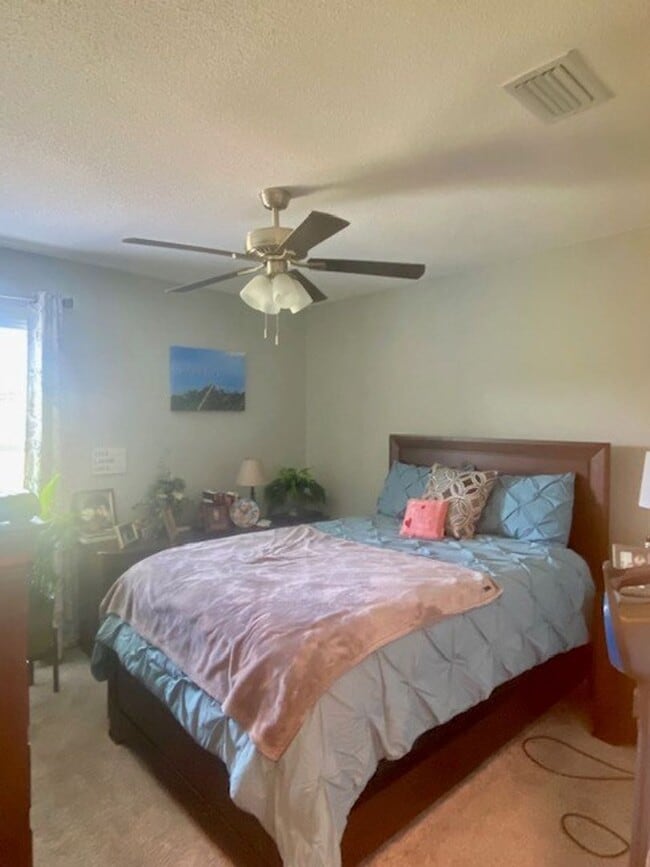 Building Photo - Spacious & Inviting 3-Bedroom Home with Fe...