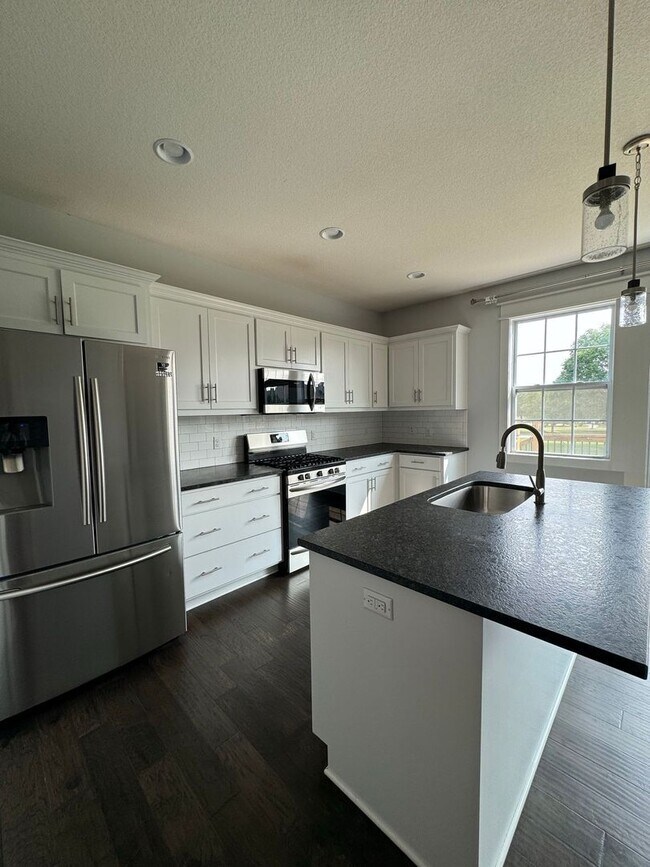 Building Photo - 4 Bedroom, 3 1/2 bathroom in Olathe!
