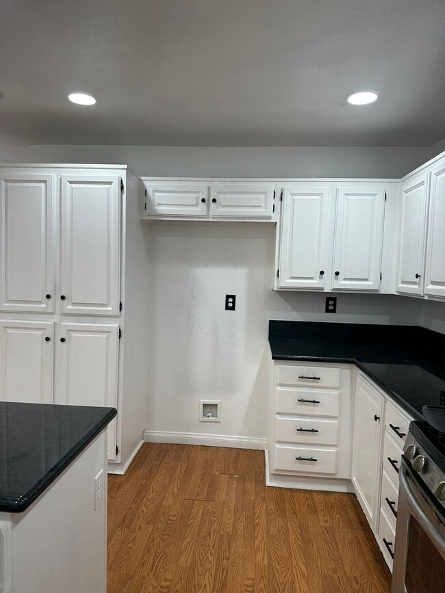 Building Photo - Stunning 3 Bed 3 Bath Duplex in Placentia with Open Floor Plan and Vaulted Ceilings.