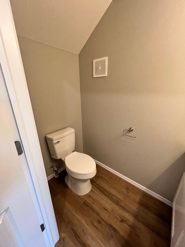 Building Photo - 690 E Garfield St