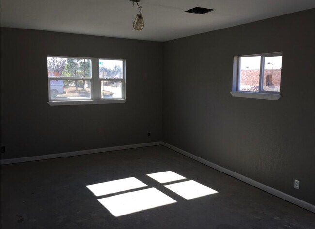 Building Photo - 1231 Westlawn Dr