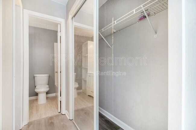 Building Photo - 2805 Northeast Expy