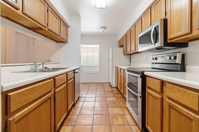 Building Photo - 2107 Hidden Grove Ln