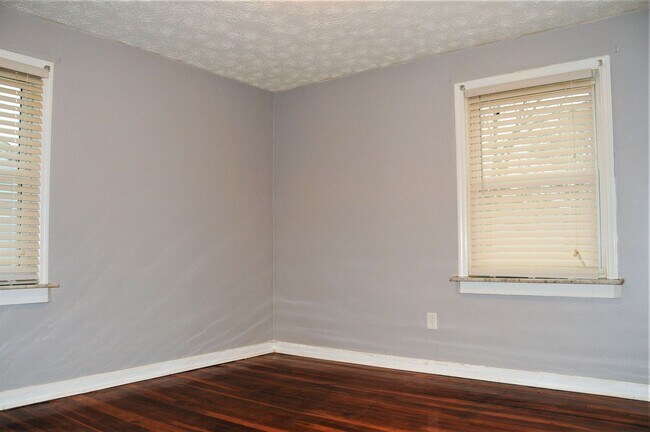 Building Photo - 926 S Harris Ave
