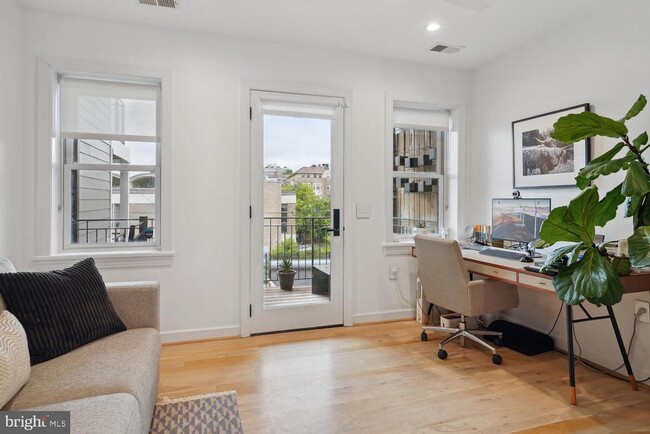 Building Photo - 2242 Ontario Rd NW