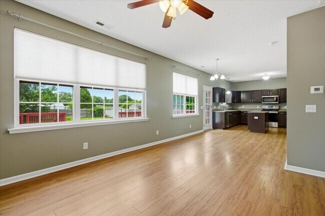 Building Photo - 3 Bedroom 2 Bathroom Home