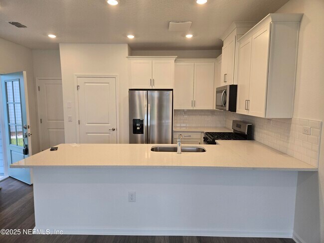 Building Photo - 207 Brandon Lks Dr