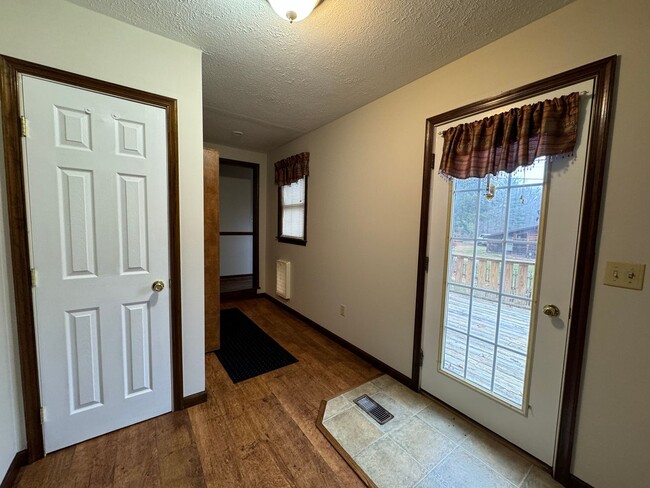 Building Photo - Rent free December ! Sign a lease in December and enjoy the rest of the month free!