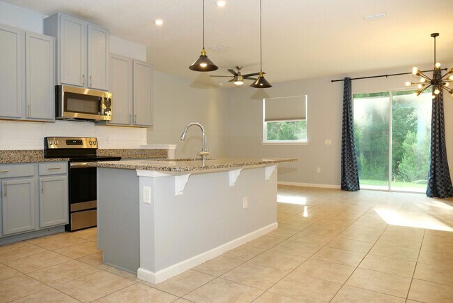 Building Photo - Modern 3-Bedroom Townhome in Gated Communi...