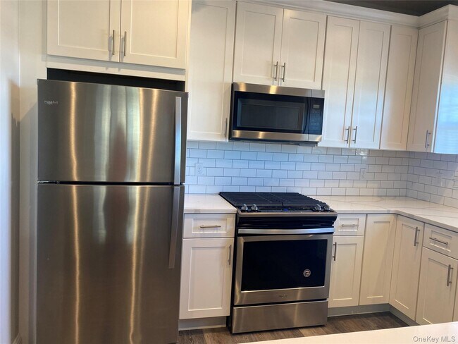 Building Photo - 840 Montauk Hwy