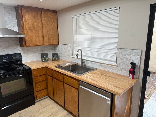 Building Photo - Updated 3 Bedroom 2.5 Bath 2 Story Condo Fairfield *Star Rentals