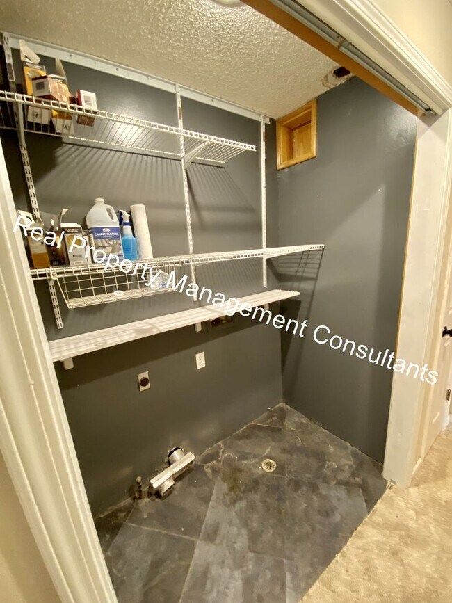 Building Photo - California Split-Level in Lee's Summit Sch...