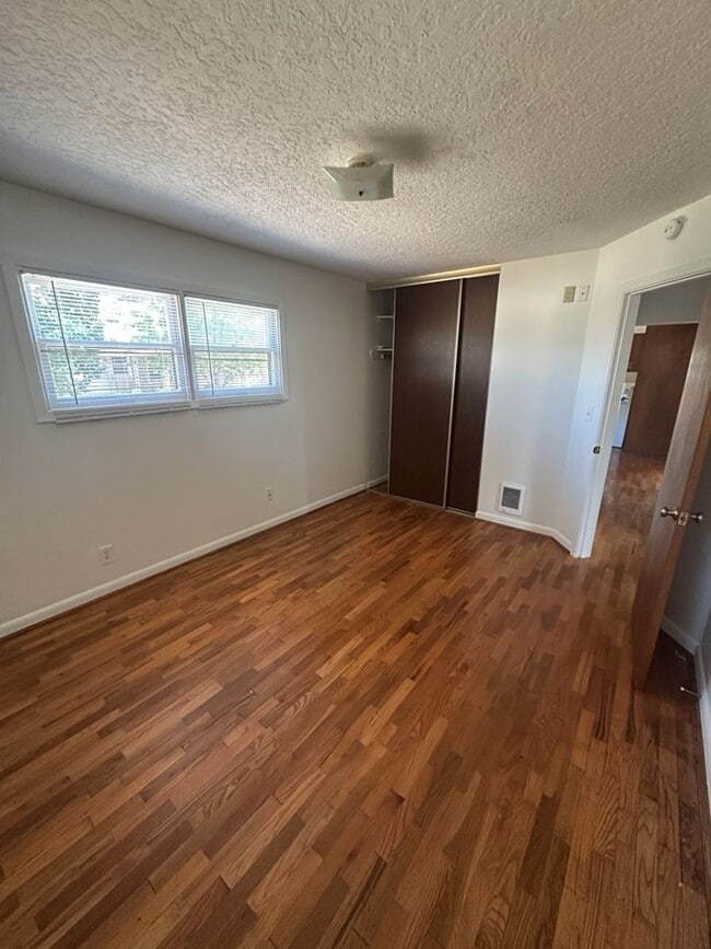 Building Photo - Quaint Three Bedroom Home in Vancouver!