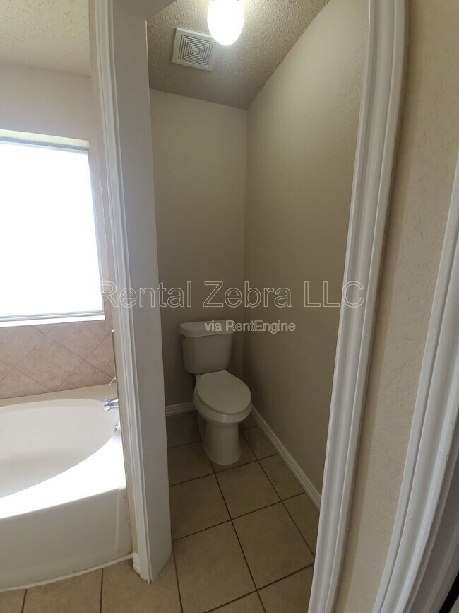 Building Photo - 7605 Misty Ridge Dr N