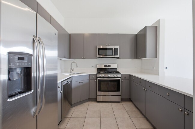 Building Photo - 15 S Throop St