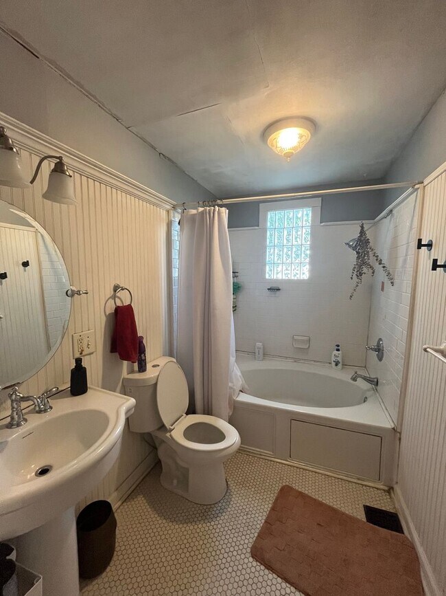 Building Photo - Charming East Nashville Home, 3 Bedrooms/3 baths, fenced yard