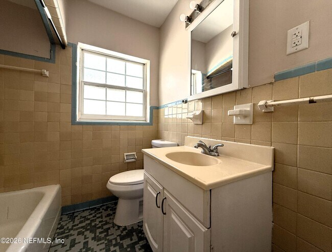 Building Photo - 1557 Ingleside Ave