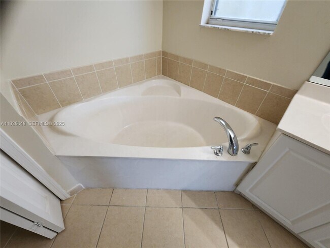 Building Photo - 1580 NE 35th Ave