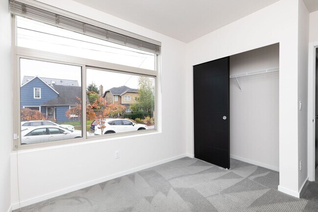 Building Photo - Bright 3 BR 2.5 BA Ballard Townhome