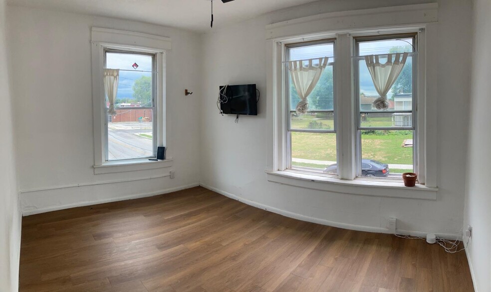 Building Photo - 2202 Lexington Ave