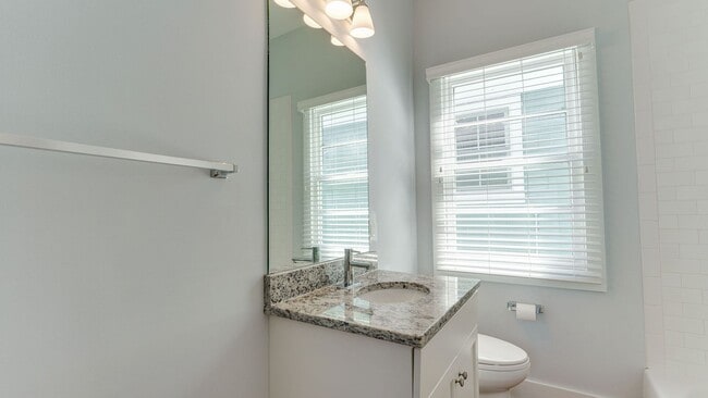 Building Photo - 3 Bedroom 3 Bath Apartment in North Centra...